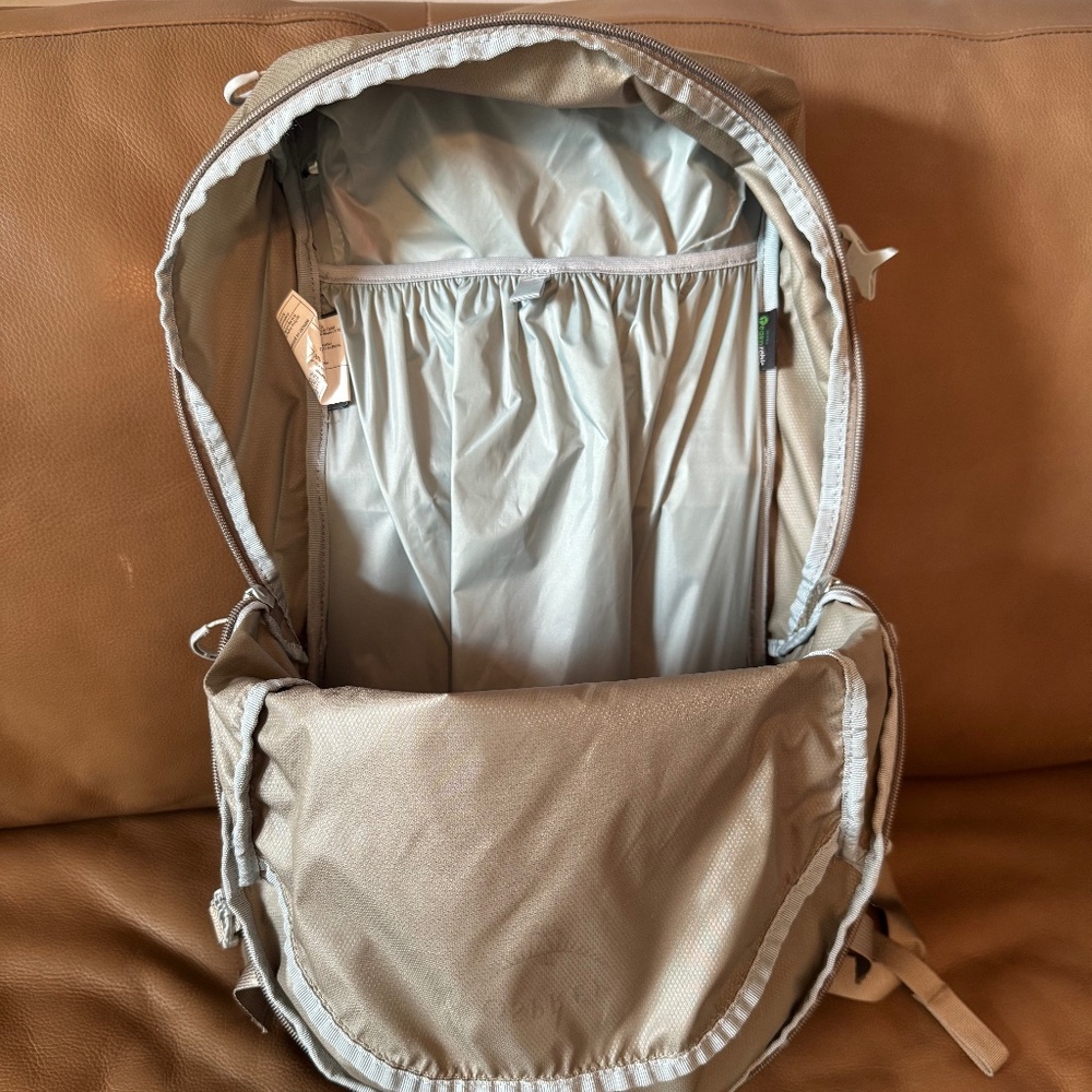 Beige Osprey Hikelite 28L Backpack - Picture 7 of 11